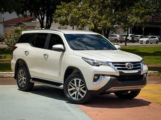 TOYOTA HILUX SW4 2.8 SRX 4X4 7 LUGARES 16V TURBO INTERCOOLER DIESEL 4P AUTOMÁTICO